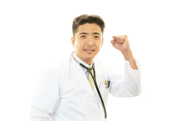 Усміхнений азіатський лікар — стокове фото