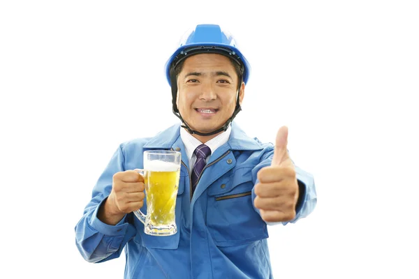 Homme buvant de la bière — Photo