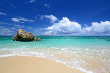 Okinawa 'nın zümrüt yeşili denizi.
