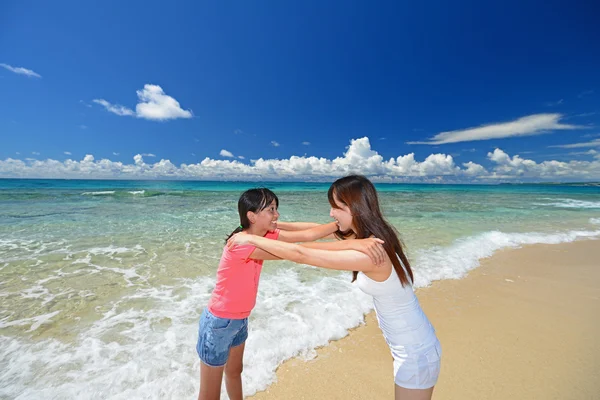 在冲绳海滩上玩的家庭 — 图库照片