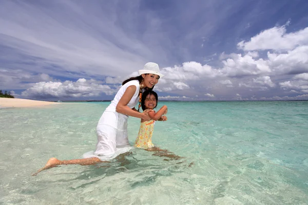 Hermosa playa y mujer — Foto de Stock