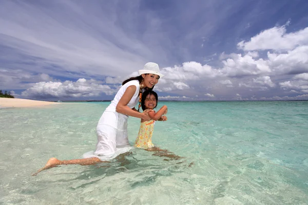 Praia bonita e mulher — Fotografia de Stock