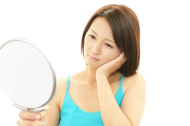 kadın huzursuz bir görünüm.