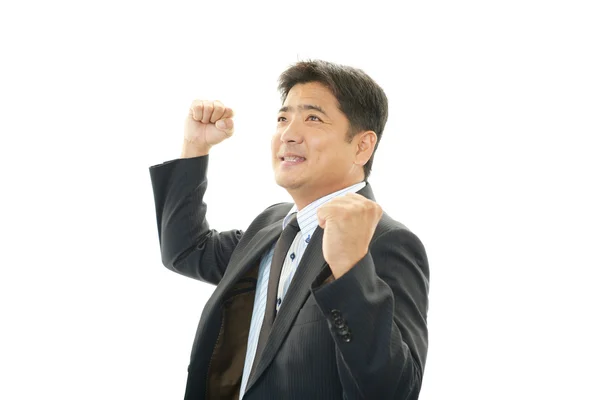 De mannelijke kantoormedewerker die gelukkig poseert — Stockfoto