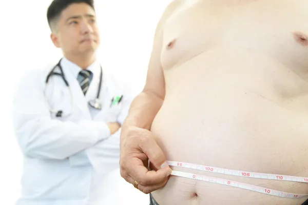 Médecin sérieux examinant l'obésité d'un patient — Photo