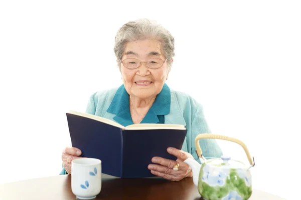 Oude vrouw haar boek lezen — Stockfoto