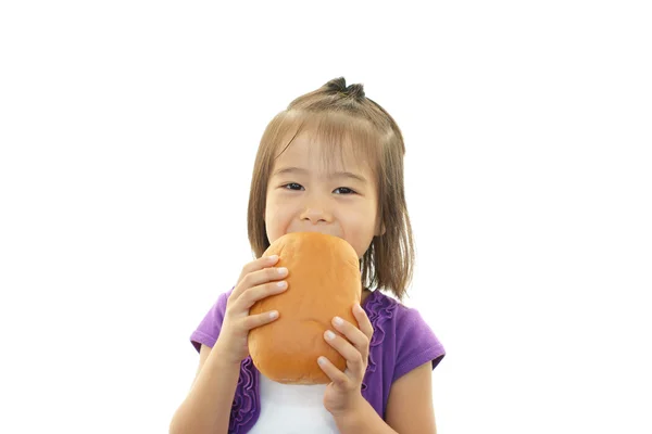 Liten flicka äter bröd — Stockfoto