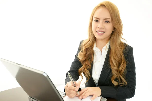 微笑的商务女士使用的便携式计算机 — 图库照片