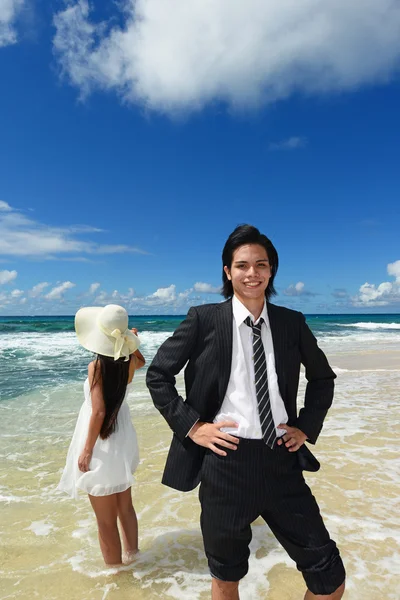 Young man and woman on the beach enjoy sunlight — Stock Photo, Image