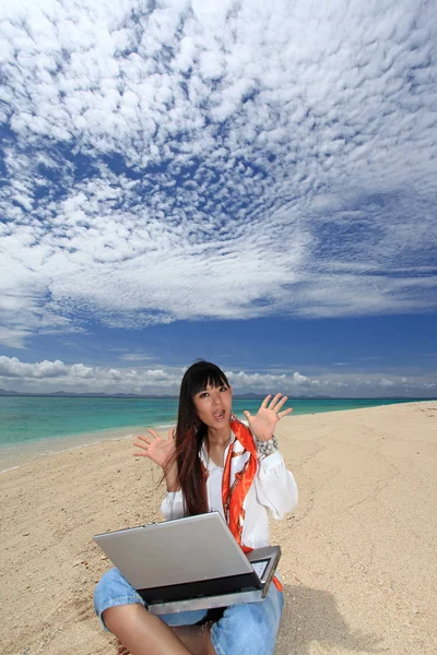 The woman who relaxes on the beach. — Stock Photo, Image