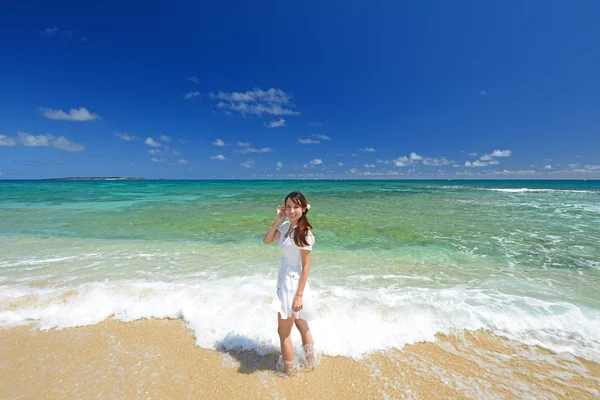 A mulher que relaxa na praia . — Fotografia de Stock