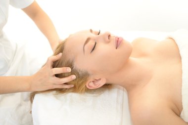 spa salonda kadın masaj koltuğu alır.