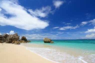 Okinawa 'nın zümrüt yeşili denizi.