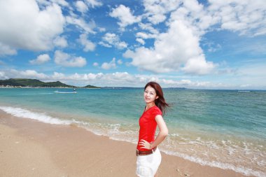 Kumsalda dinlenen kadın..