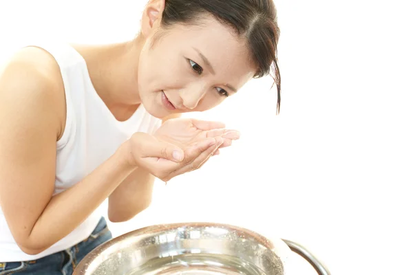 Femme se lavant le visage — Photo