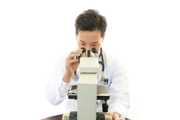 Medico con esame microscopico — Foto Stock