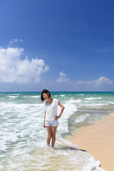 Kumsalda genç kadın zevk güneş ışığı — Stok fotoğraf