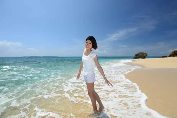 La femme qui se détend sur la plage . — Photo