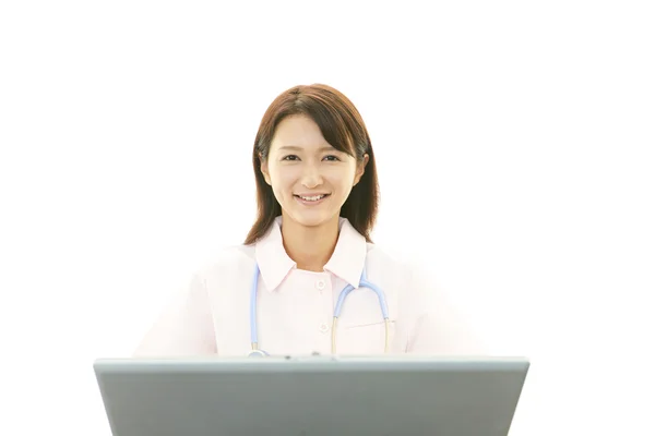 Lächelnd asiatische Krankenschwester — Stockfoto