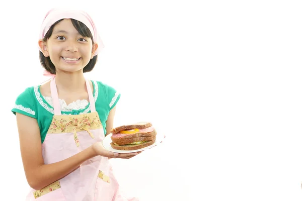 Ragazza sorridente che porta un pasto — Foto Stock