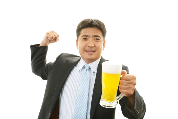 Uomo che beve birra — Foto Stock