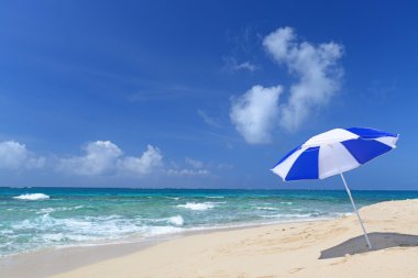 plaj ve yaz plaj şemsiyesi.