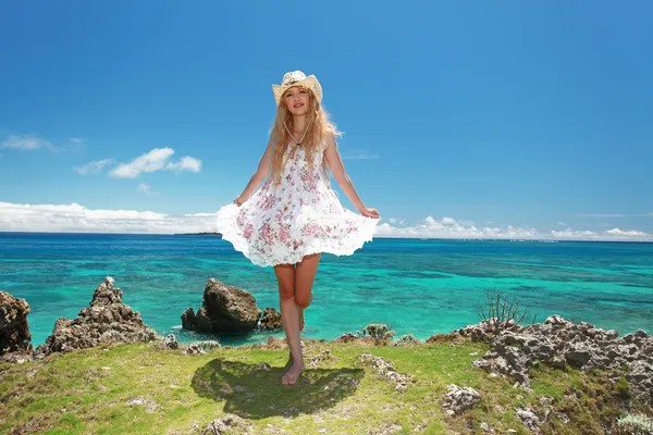 La femme qui se détend sur la plage . — Photo