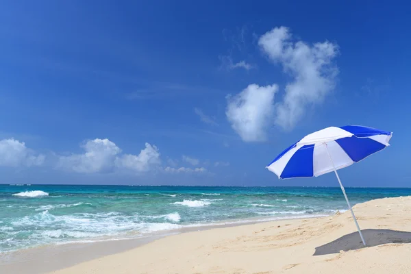 Plaj ve yaz plaj şemsiyesi. — Stok fotoğraf