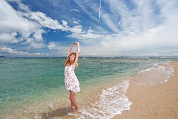 Kobieta, która relaksuje się na plaży. — Zdjęcie stockowe