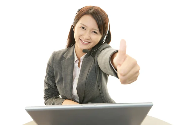 Mujer de negocios feliz con los pulgares arriba — Foto de Stock