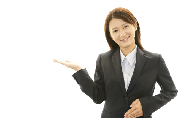 Geschäftsfrau zeigt etwas auf der Handfläche — Stockfoto