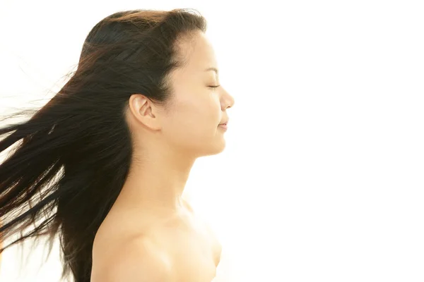 Mujer joven con cabello hermoso — Foto de Stock