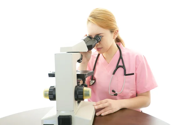 Médico com exame microscópico — Fotografia de Stock