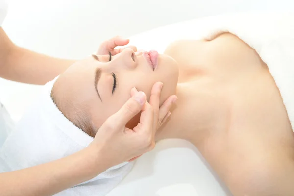 Bella donna che riceve massaggio facciale — Foto Stock