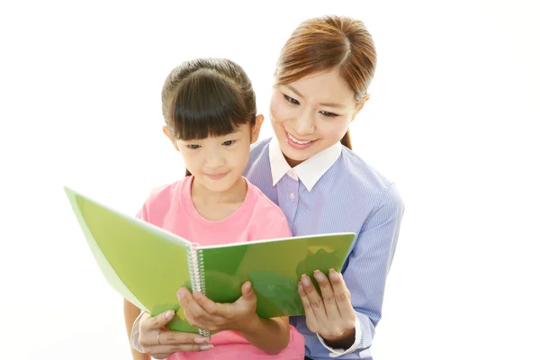 Menina sorridente com professor — Fotografia de Stock