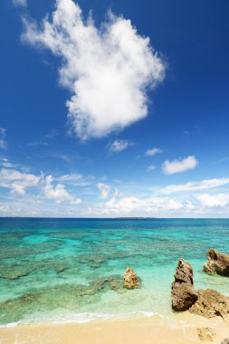 okinawa, mavi gökyüzü ve kobalt mavi deniz.