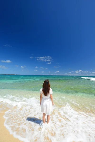 A mulher que relaxa na praia . — Fotografia de Stock