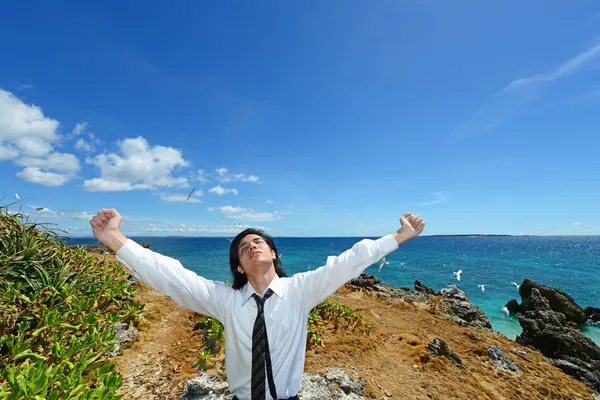 De man die zich ontspant op het strand. — Stockfoto