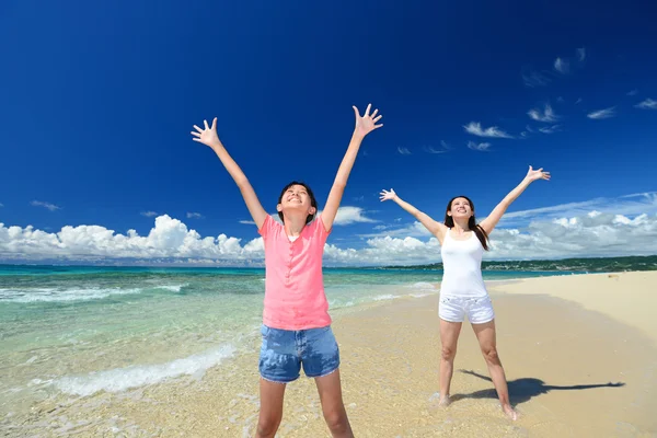 Bovenliggende en onderliggende om te ontspannen aan het strand — Stockfoto