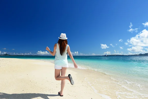 Asiatiska ung kvinna kör på stranden — Stockfoto