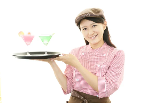 Молодая официантка с коктейлями — стоковое фото
