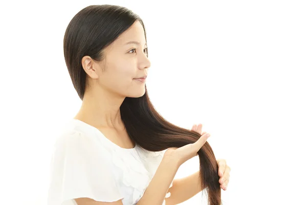 Mulher cuidando de seu cabelo — Fotografia de Stock