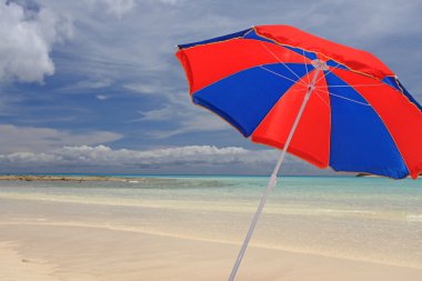 plaj ve yaz plaj şemsiyesi.
