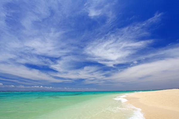 Cielo de verano y hermosa playa de Okinawa — Foto de Stock