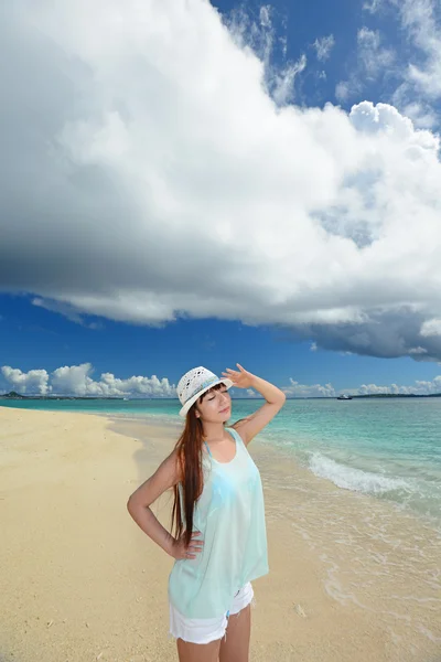 Junge Frau am Strand genießt Sonnenlicht — Stockfoto