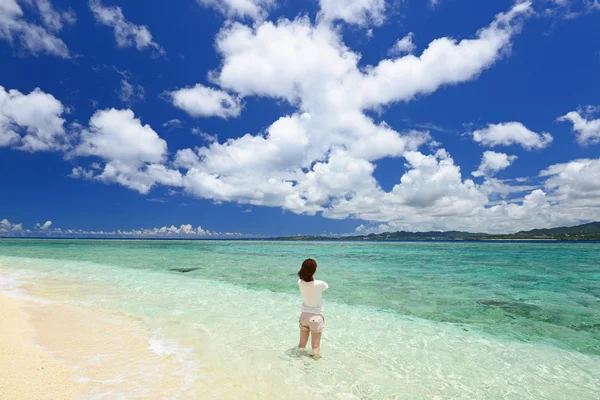 Jeune femme sur la plage profiter de la lumière du soleil — Photo