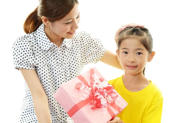 Freudiges Mädchen hält Geschenk in den Händen — Stockfoto