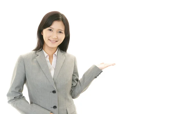 Mooie zakenvrouw tonen iets met haar hand — Stockfoto