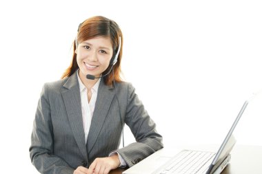 gülümseyen çağrı merkezi operatörü