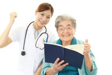 Asya tıp doktoru ve üst düzey kadın gülümsüyor